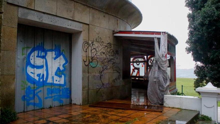 La cara y la cruz del Balneario de la playa Compostela