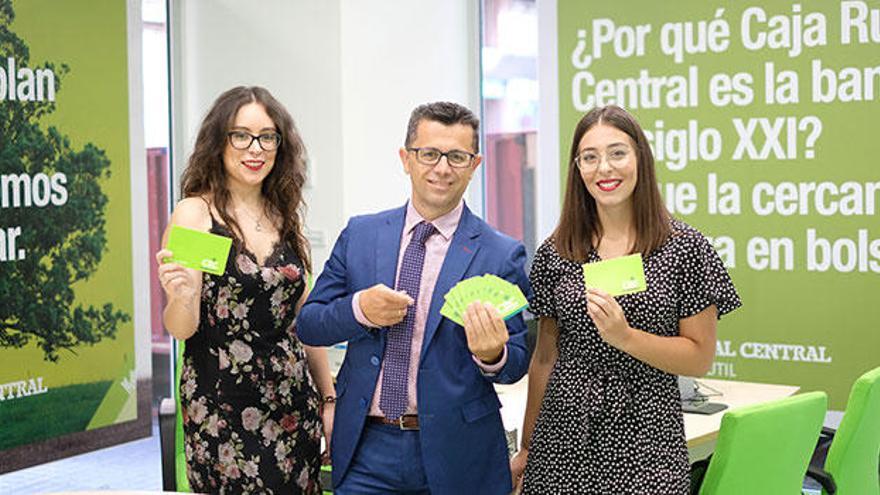 Miembros de la plantilla en las instalaciones de la nueva sucursal de Caja Rural Central en Villena.