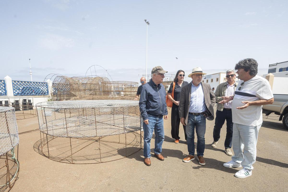 Antonio Morales y Miguel Hidalgo recorren el muelle de Agaete.