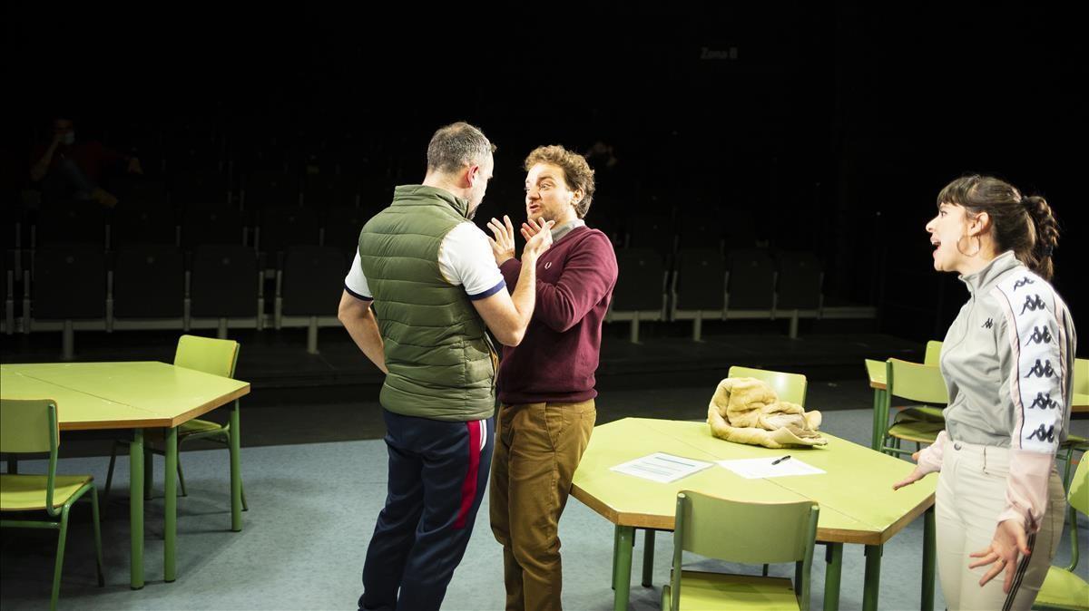 Brian (Pau Roca) se encara con el profesor McCafferty (Pol López) ante la queja de Sarah (Carlota Olcina), en una escena de 'Classe', actualmente en La Villarroel.