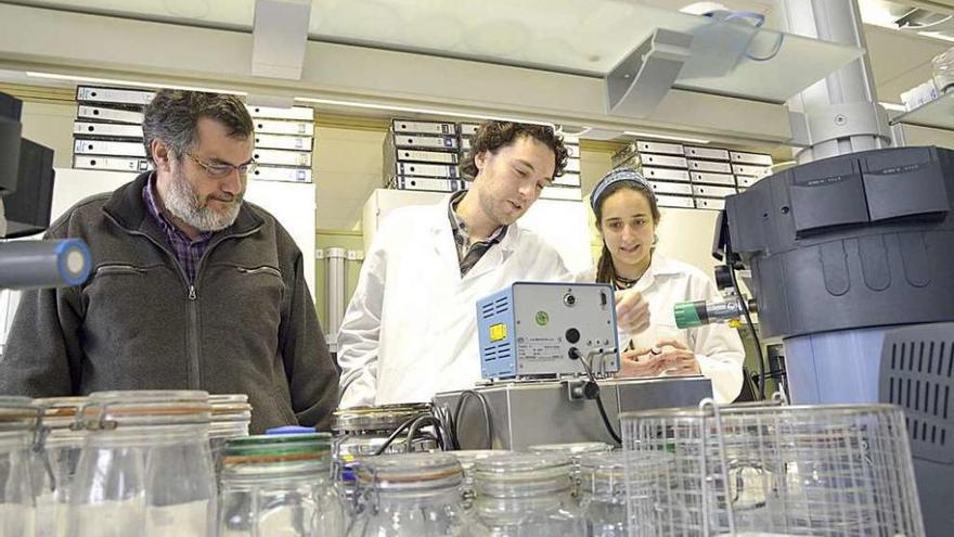 Ramón Moreira (izda.) junto a otros miembros del equipo en el laboratorio.