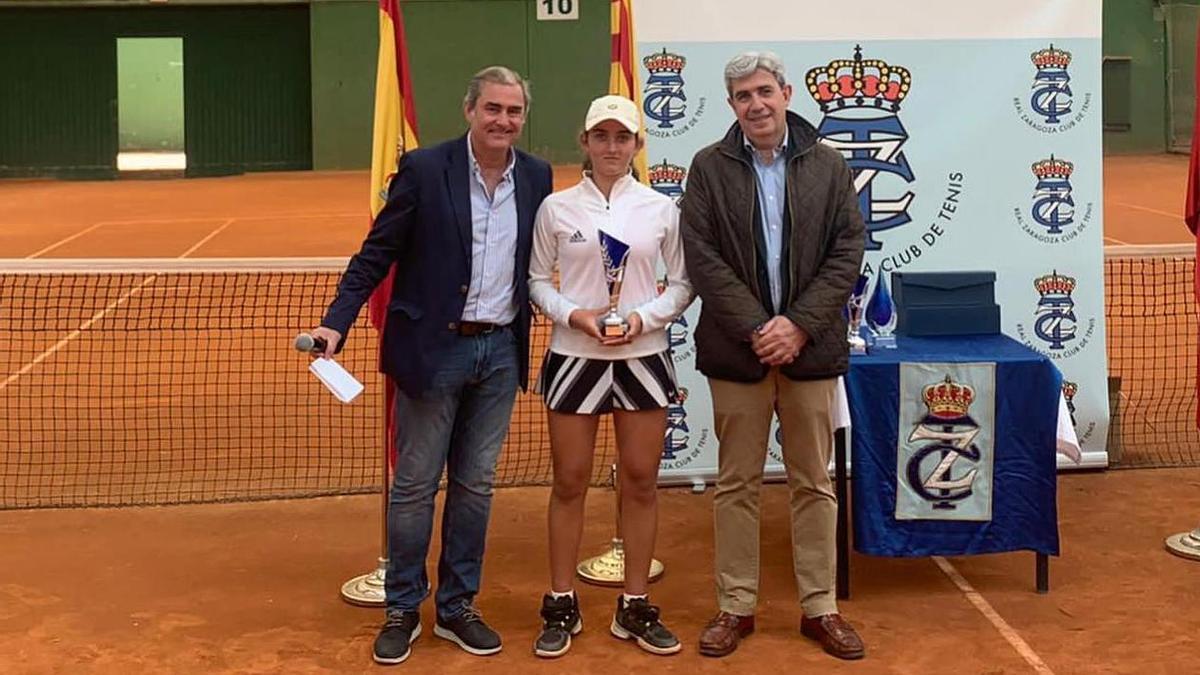 Candela Yécora, con el trofeo de campeona del torneo de Zaragoza.