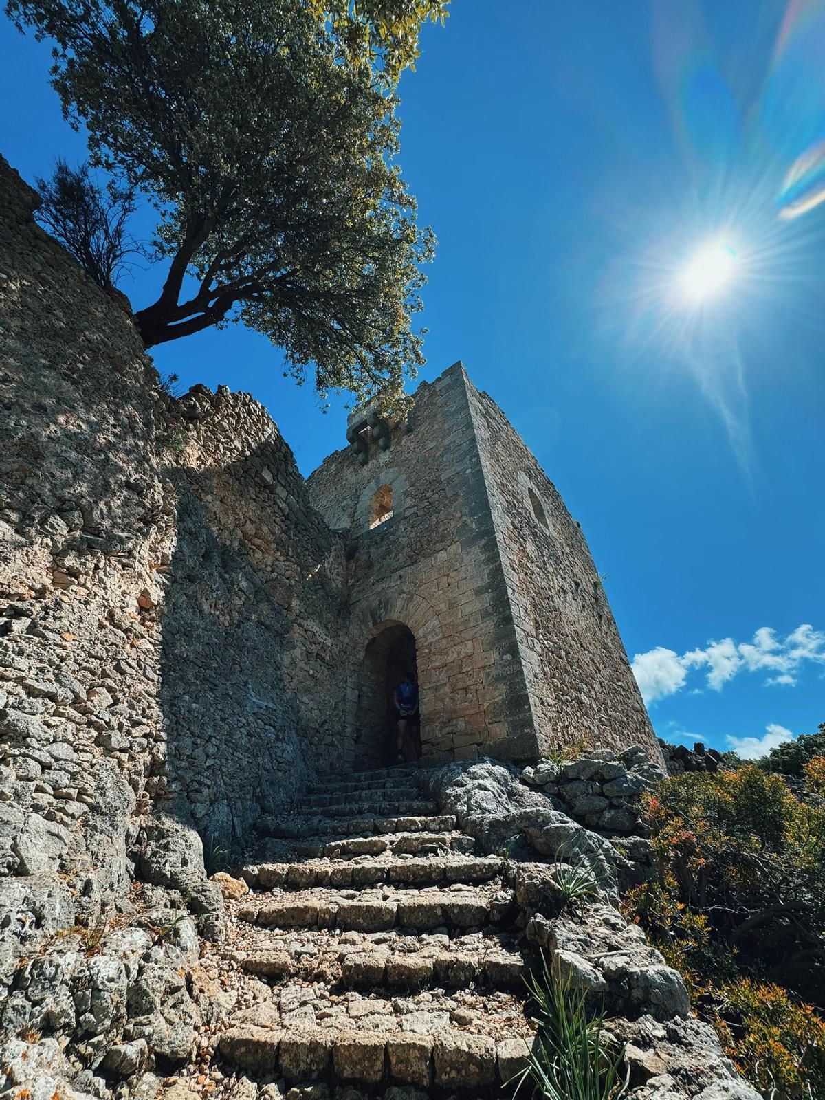 FOTOS | Tres donadas toman el relevo en el Castell d’Alaró para preservar su esencia