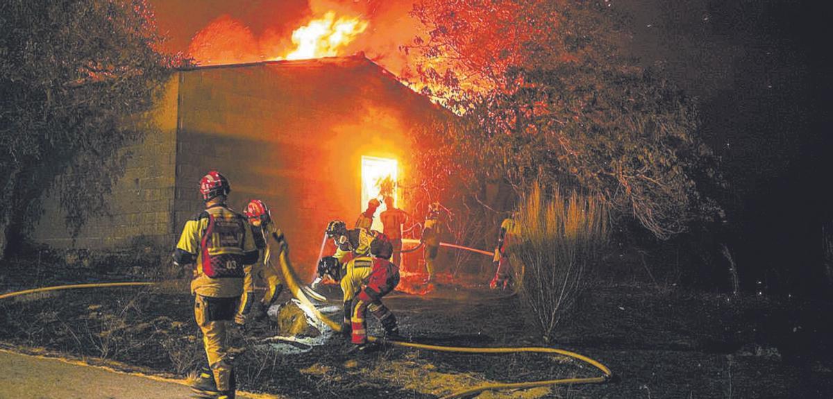Bomberos voluntarios de Ourense, colaborando en la extinción del fuego en el pueblo de Caridade. |  Brais Lorenzo