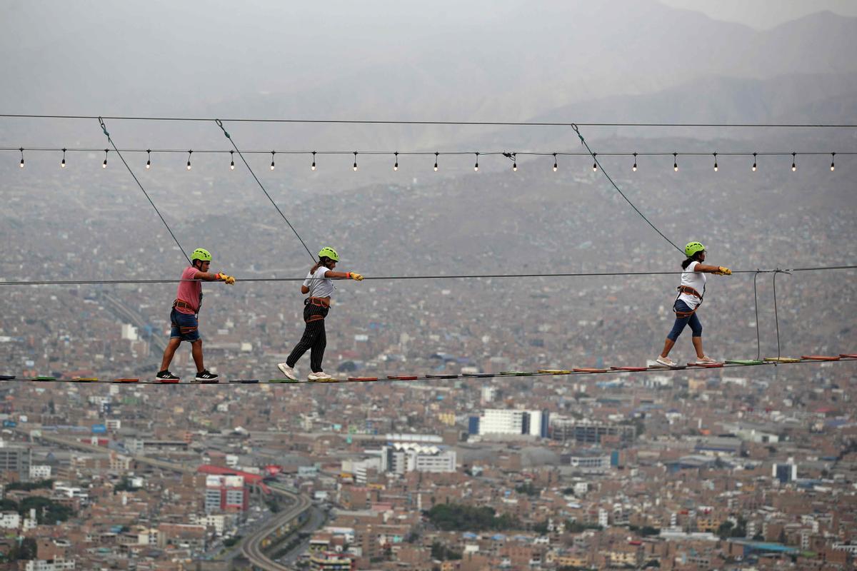 El puente colgante viral que lucha contra el estigma en las barriadas de Lima, en Perú