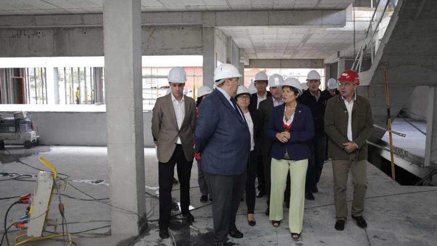 La conselleira y el gerente del área sanitaria coruñesa, ayer, en su visita al centro de salud de O Temple.