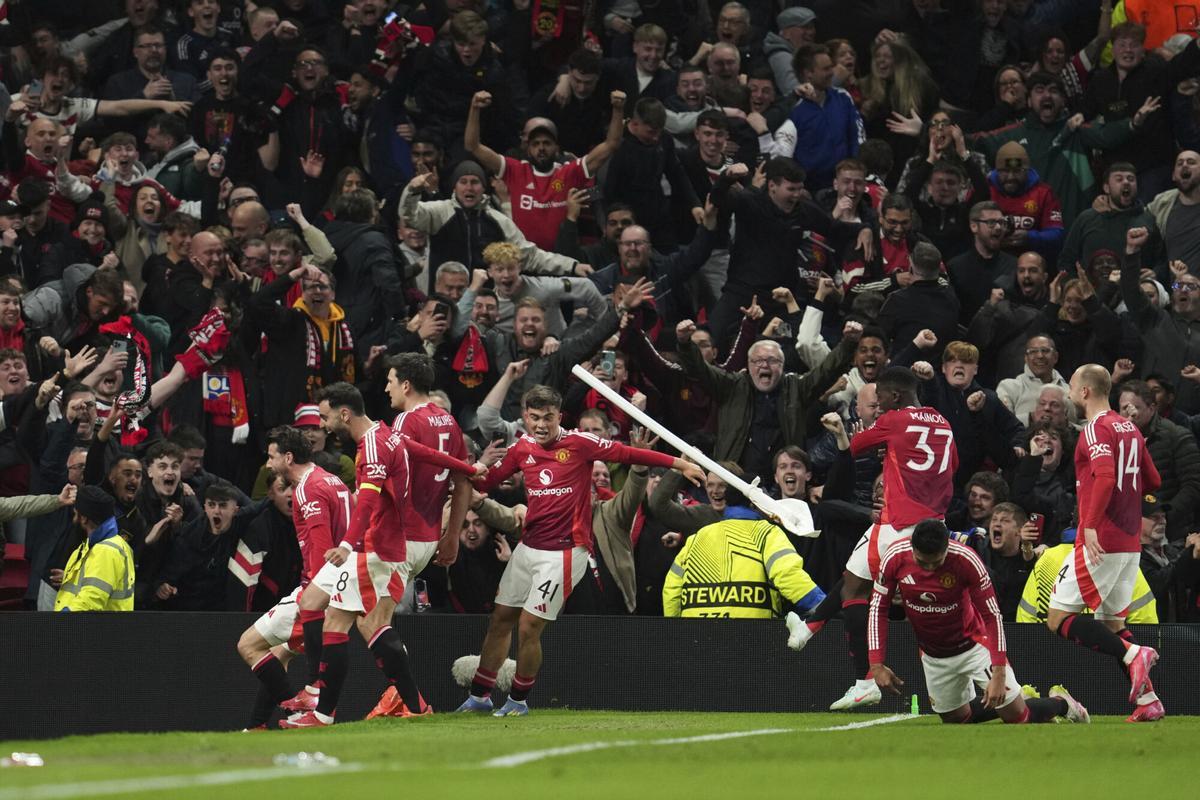 Manchester United's Harry Maguire, left, celebrates with team mates after his side's fifth goal during the Europa League quarter final second leg soccer match between Manchester United and Olympique Lyon in Manchester, Britain, Thursday, April 17, 2025. (AP Photo/Jon Super)