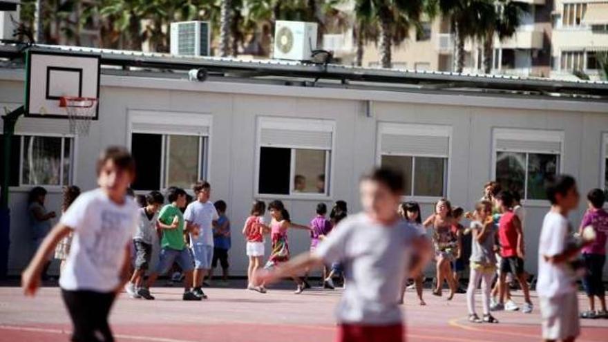 Los niños, en el recreo, ante los barracones de la Vila.