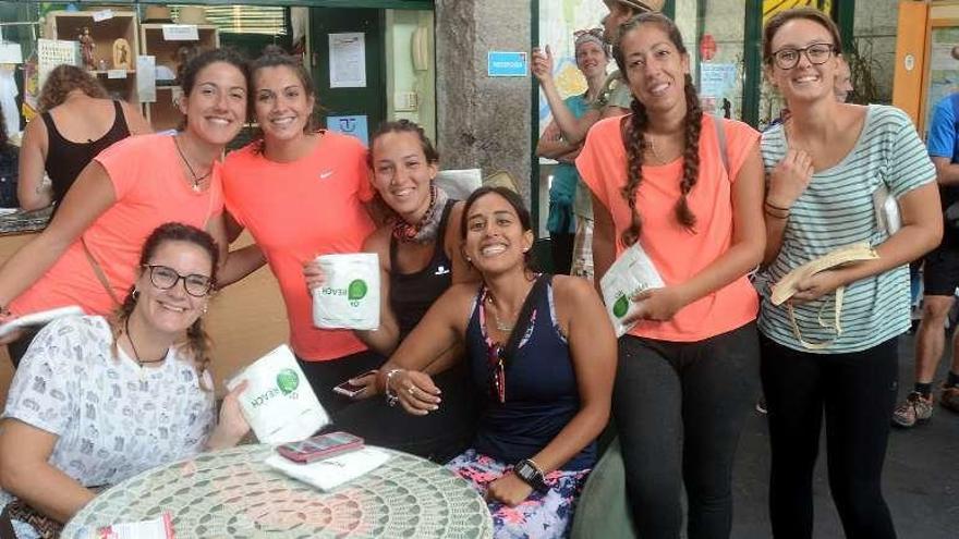 Un grupo de amigas malagueñas, ayer en el albergue. // R.V.