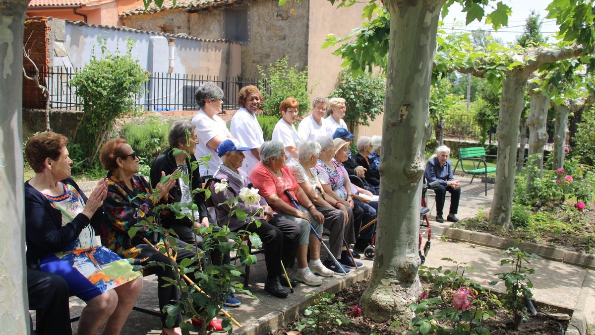 Personas mayores en la residencia de Villardeciervos durante la fiesta de San Antonio, este fin de semana