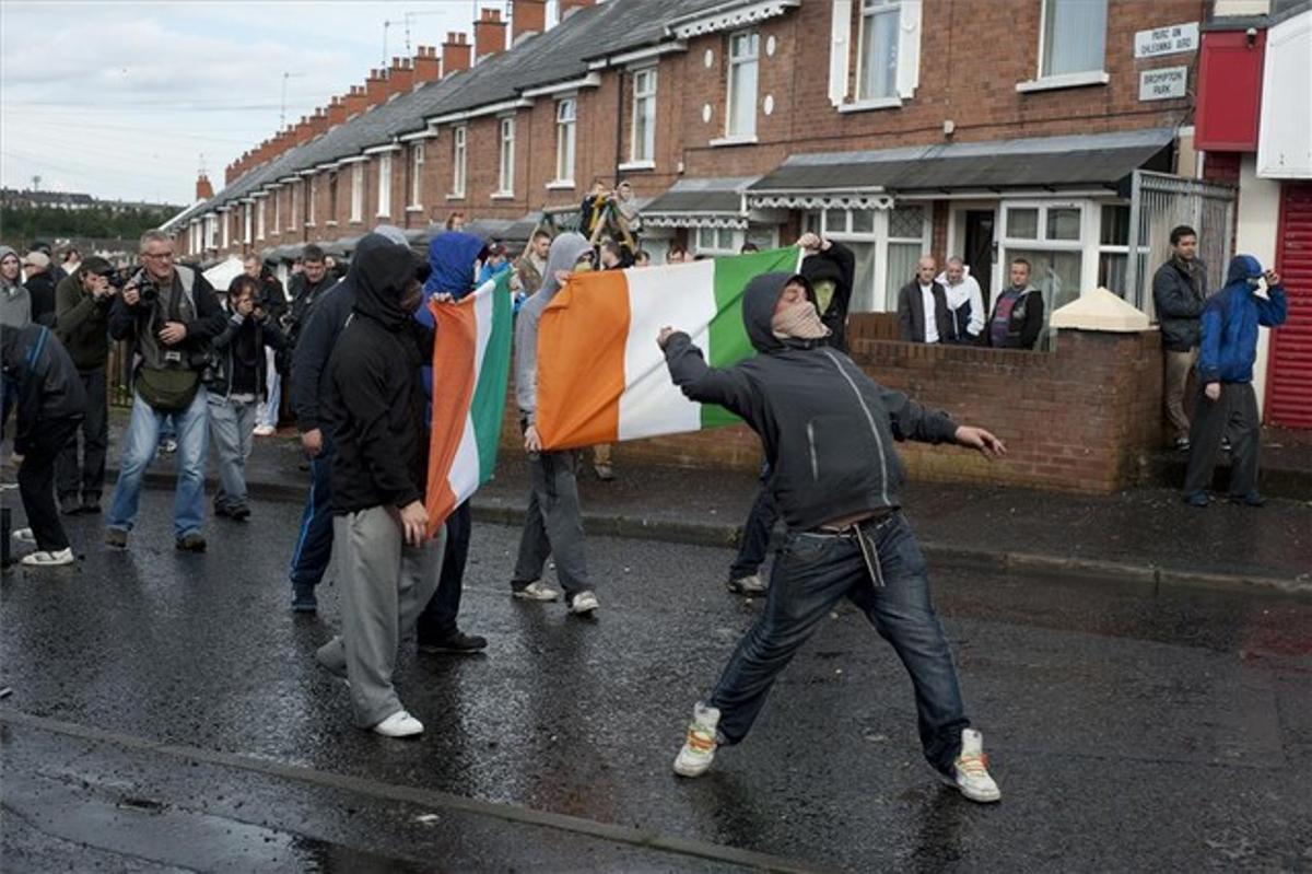 Protesta contra la Marxa {Orange} unionista.