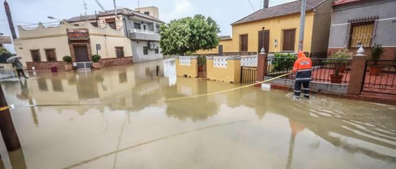 Las fuertes lluvias causaron destrozos e inundaciones en la comarca de la Vega Baja .