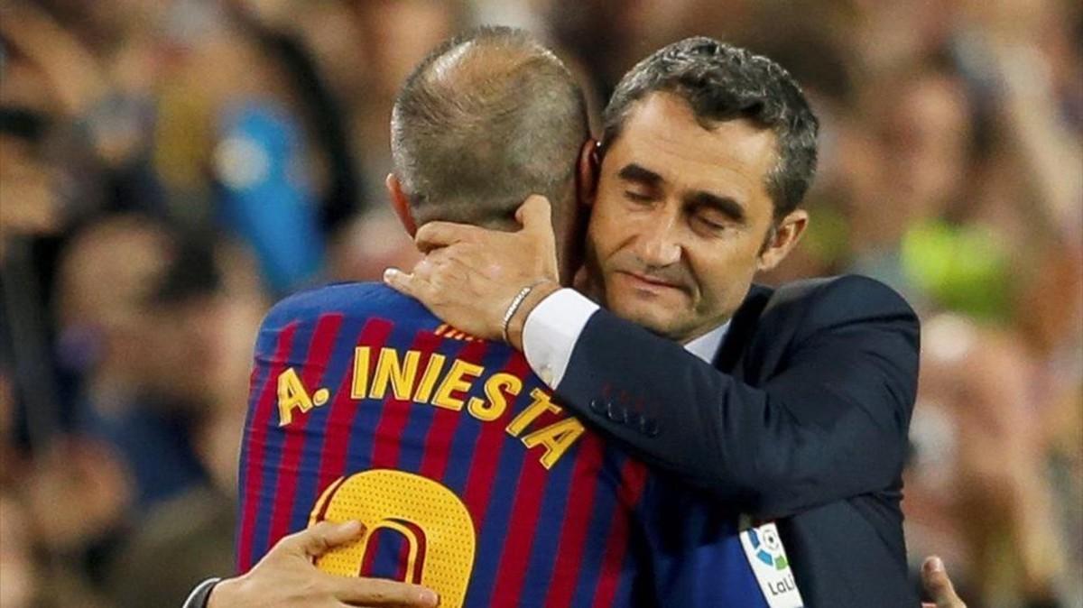 Valverde abraza a Iniesta en el momento en el que Andrés acaba su carrera como blaugrana
