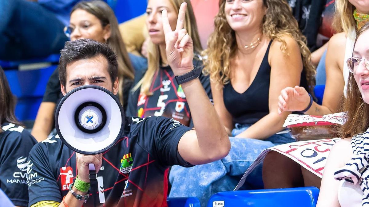 Joan Colom, con el megáfono en la mano, durante un partido de la presente temporada en Manacor.