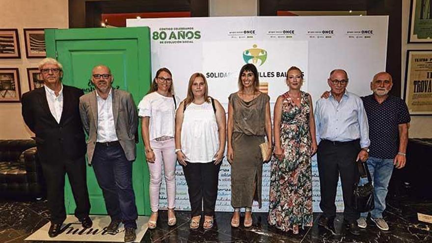 Foto de familia de los premiados por la ONCE Balears.