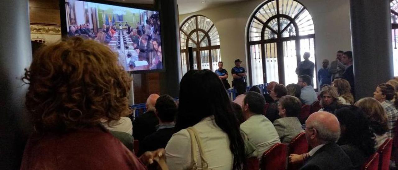 Decenas de personas, ayer, en el salón de recepciones de la calle Cimadevilla durante la transmisión del Pleno.