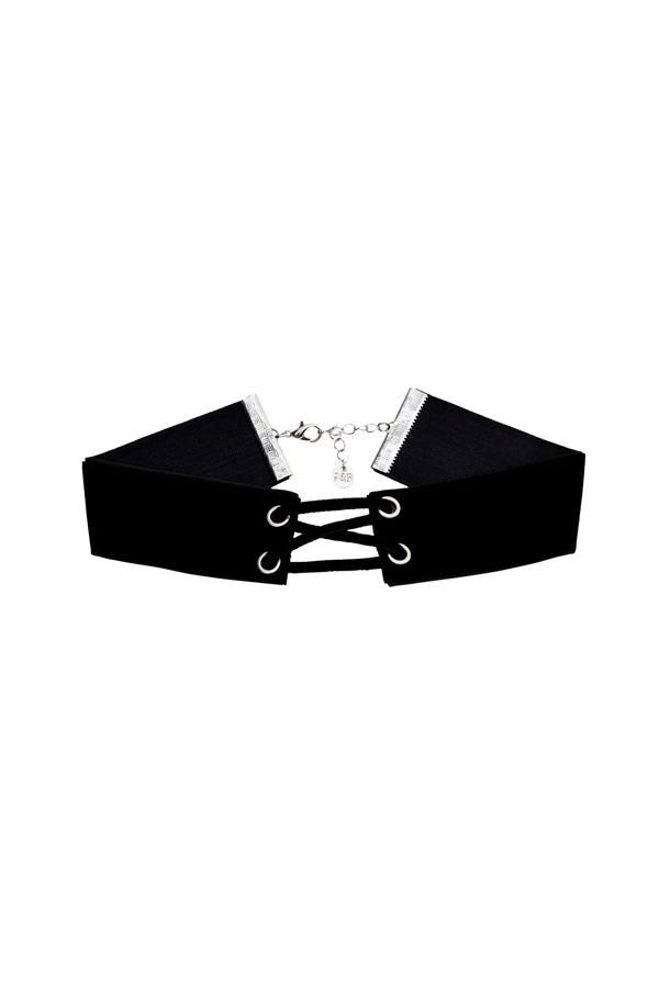 Disfraces fáciles para chica en Halloween: choker de terciopelo de Pull & Bear