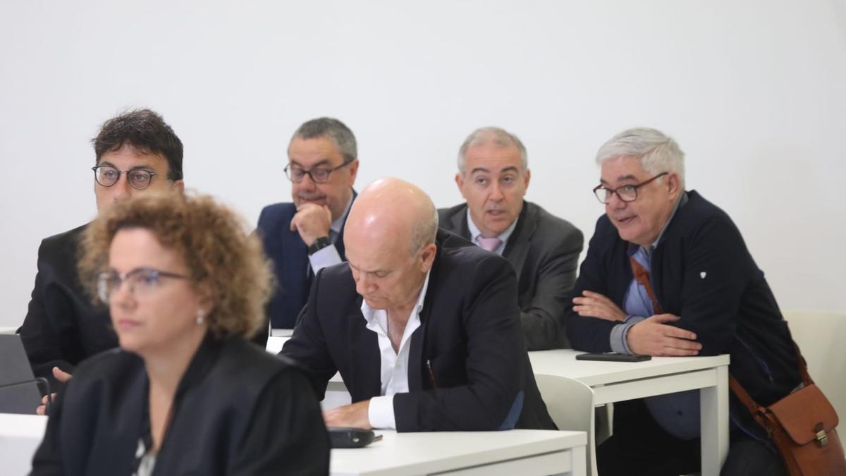 Los acusados, Andrés Cortabitarte, en el centro, y Francisco Garzón, detrás, de nuevo en la sala