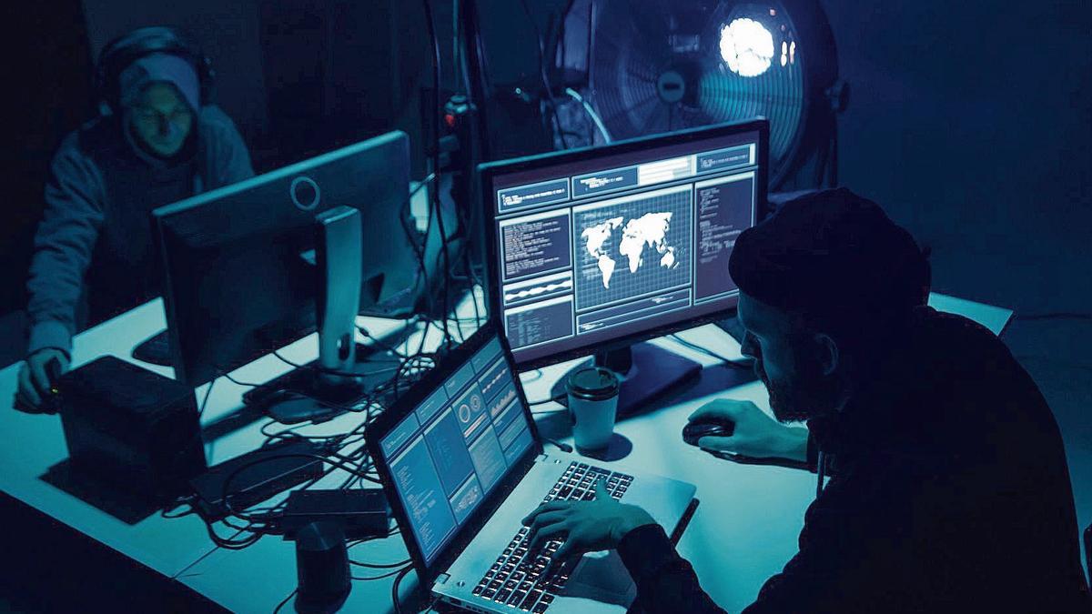 Dos hombres revisando monitores de ordenador. Dos hombres revisando monitores de ordenador.