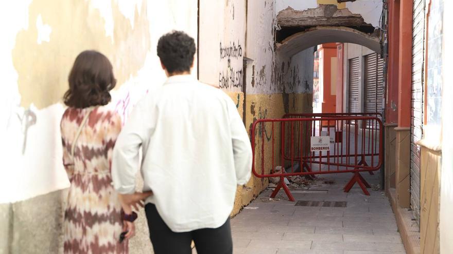 Cortada la calle Toril por la caída de parte del arco de la ermita del Socorro