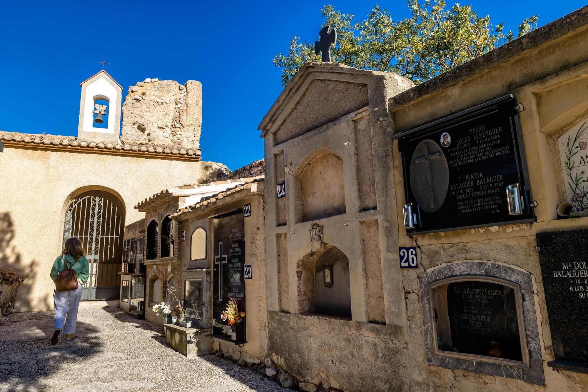 Cementerios como el antiguo de Polop, ya sin uso, el de Guadalest o el de Sella atraen a los visitantes por sus singularidades y el enclave en el que se ubican