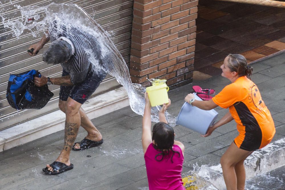 Una refrescante "poalá" para encarar el final de fiesta del Raval Roig