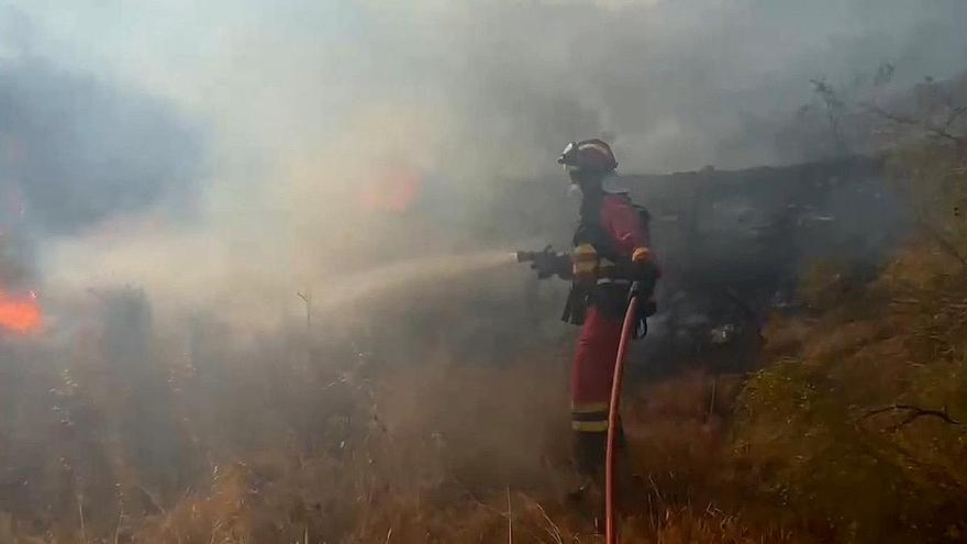 La UME contiene el incendio de Los Gallardos (Almería) para que no avance hacia el norte