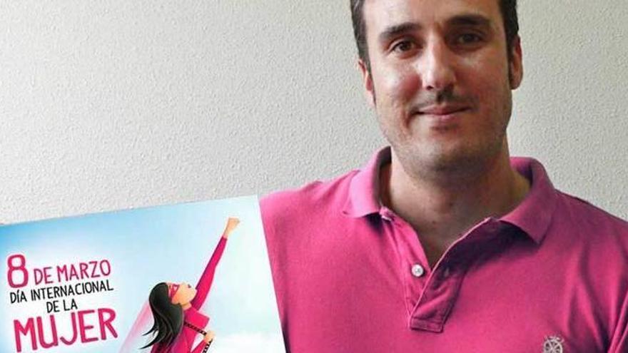 Rubén Lucas García, con su cartel del Día Internacional de la Mujer.