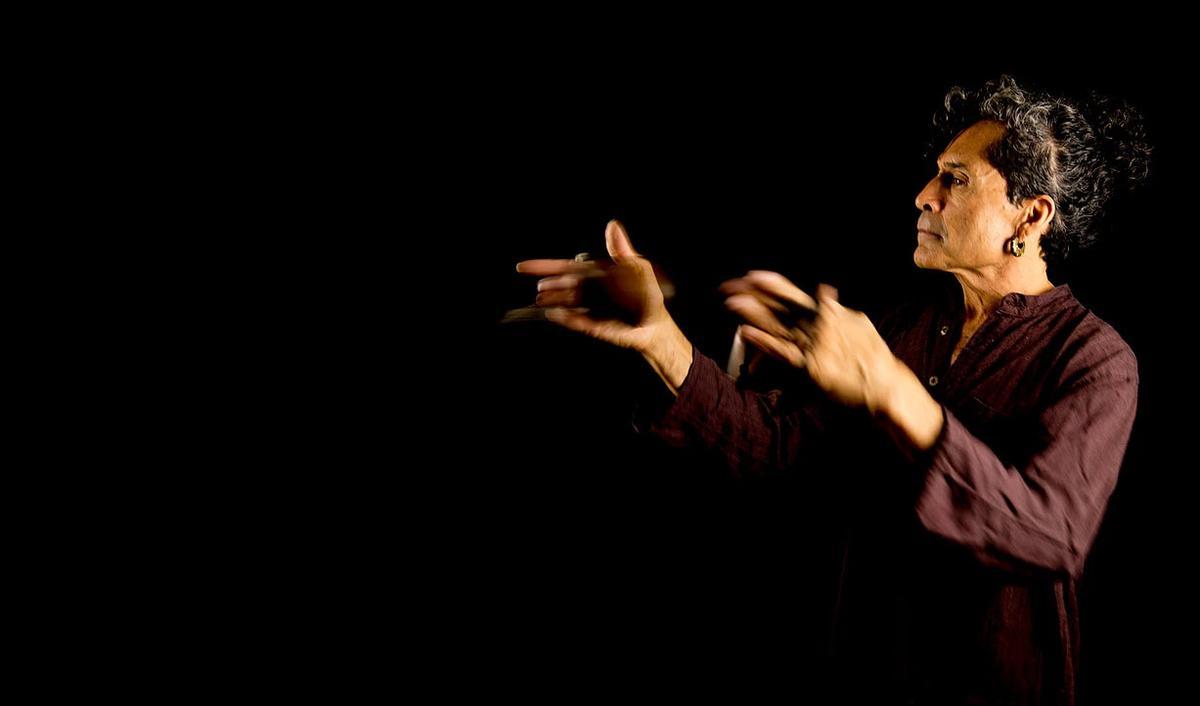 Juan Mesa tocando las chácaras.