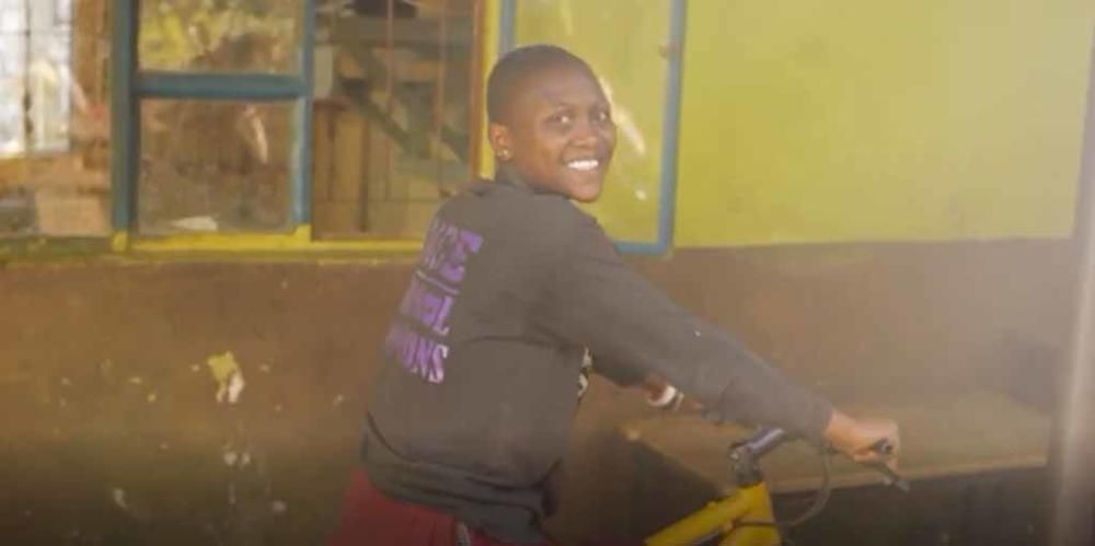 Los niños del orfanato para los que la ONG Juntos recogió cerca de 300 bicicletas aprenden, entre risas, a montar en ellas