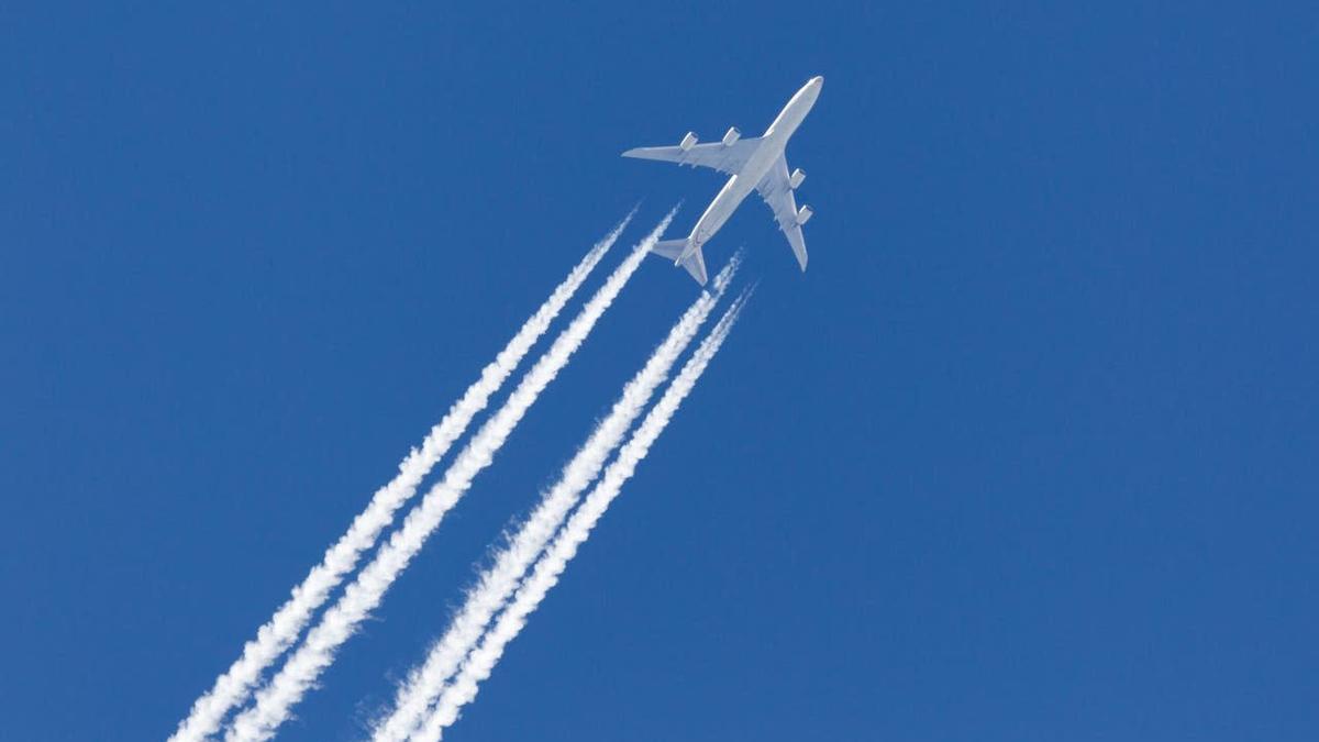 La altitud a la que deben volar los aviones.