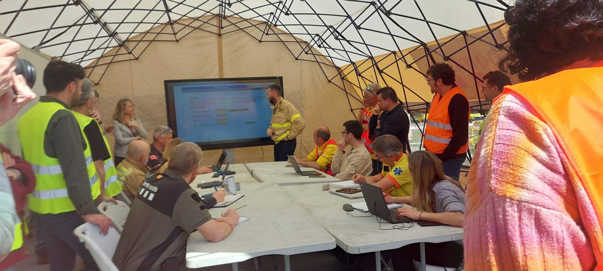Els cossos d'emergencies fan en un primer exercici conjunt a Avinyó per simular un gran incendi