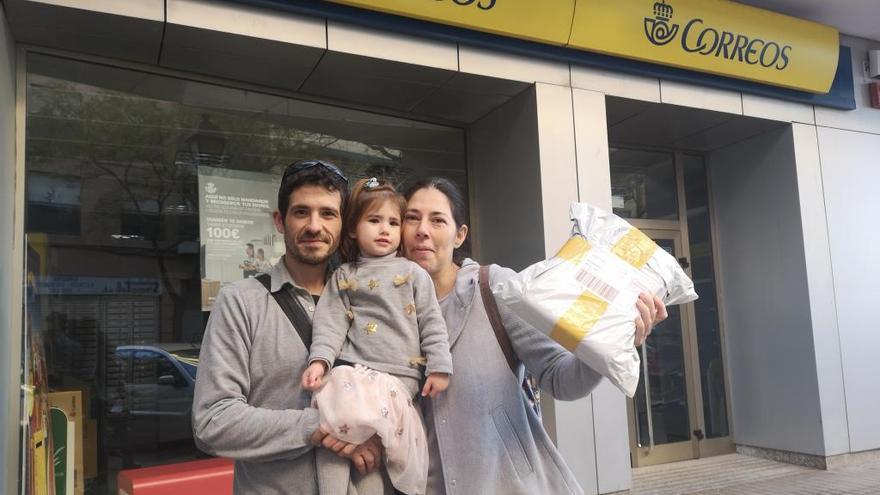 El padre y la madre con la pequeña Alma y el paquete en el está escondido su regalo