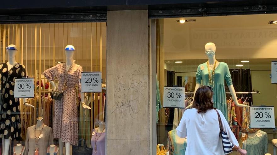 El escaparate de esta tienda de calle Comedias no sólo se adapta con ingenio a los tiempos, al poner &#039;al día&#039; a sus mascarillas de paso lanza un mensaje bastante claro sobre la necesidad de que todos tomemos las máximas precauciones porque el virus no desaparece a voluntad de los malagueños.