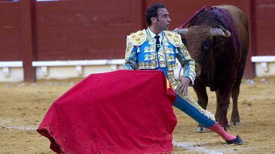 Enrique Ponce adornándose en el final de su larga faena al cuarto toro de la tarde.