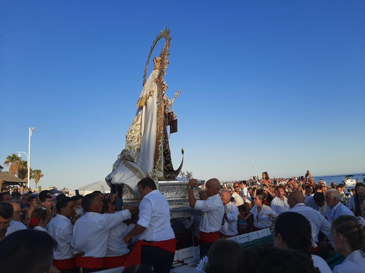 Montan a la Virgen del Carmen de Pedregalejo en la jábega