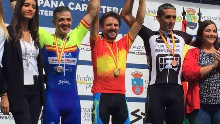 Javier Castaño celebra su tercera posición.