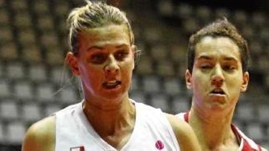 Lina Pikciute defensada per la pivot espanyola del Wisla Laura Nicholls ahir a Fontajau.