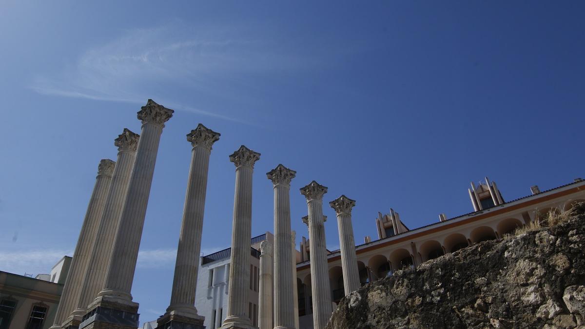 Cielo despejado sobre el Templo Romano de Córdoba.