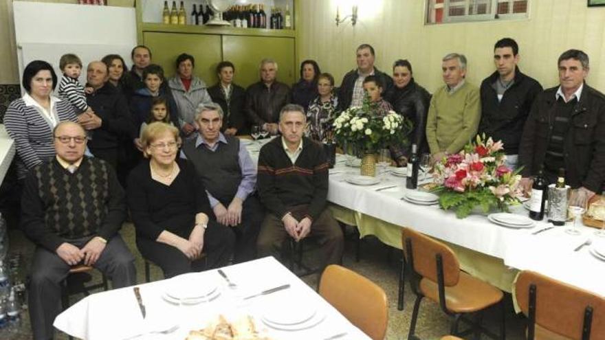 Enrique Pallas, primero por la izquierda, junto a sus cuñados y sus familiares, ayer, en el Tanagra. / juan varela