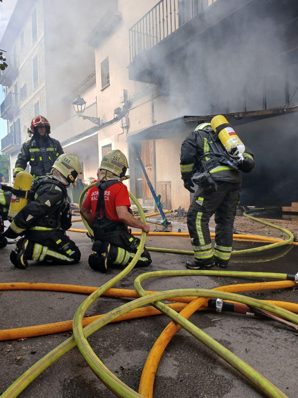 Los Bombers de Mallorca apagan el fuego de la carpintería