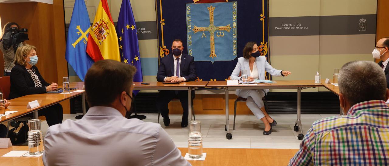 Un momento de la reunión con la ministra de Industria, Reyes Maroto.