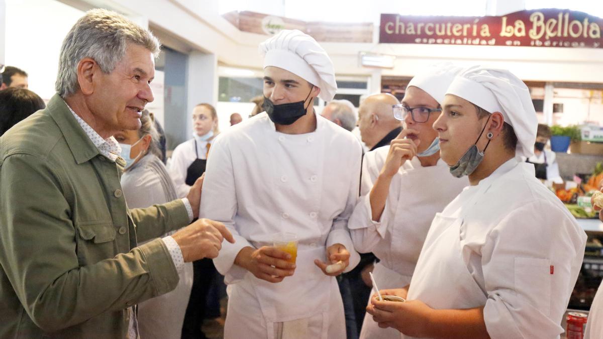 El diputado charla con los alumnos cocineros.