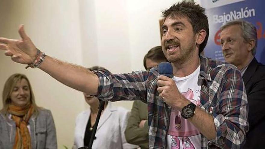 Cristian González pregona las Jornadas del pixín en presencia de las autoridades.