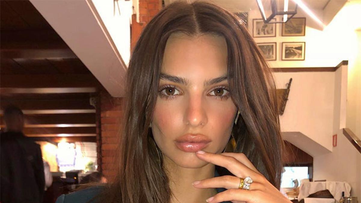 Emily Ratajkowski presume de pecho firme con una blazer abierta