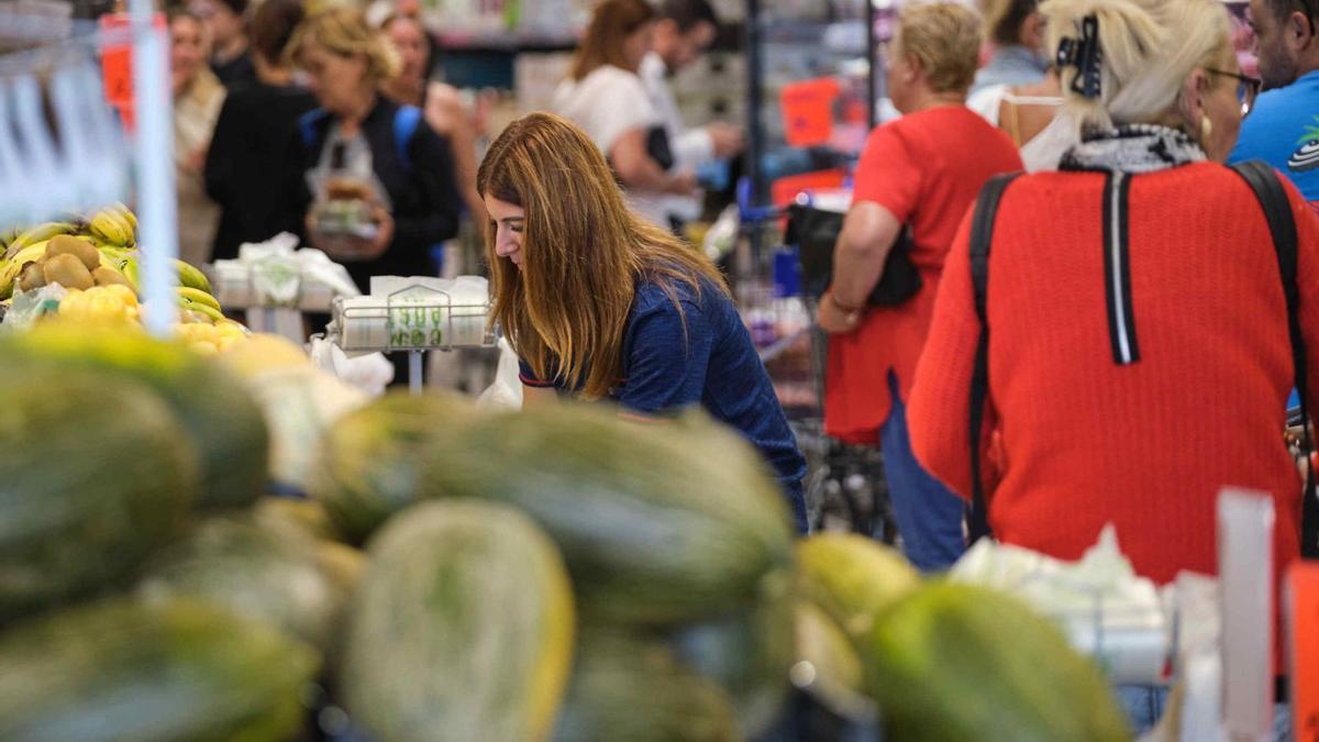 Varias personas hacen la compra en un supermercado de Canarias. | CARSTEN W. LAURITSEN