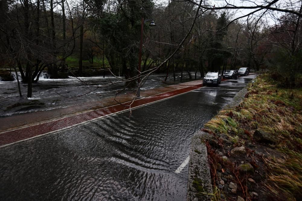 El tiempo en Galicia | El río Verdugo se desborda en A Calzada, en Ponte Caldelas