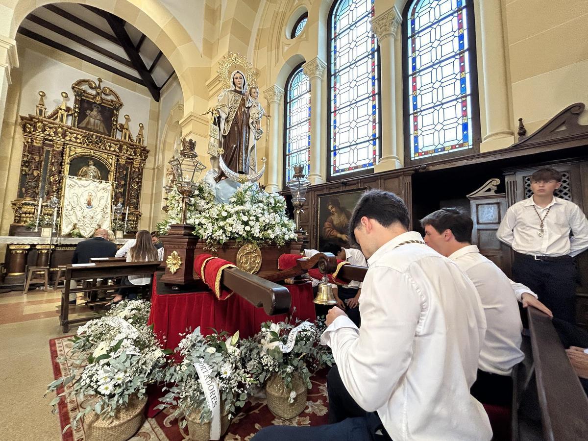 EN IMÁGENES: La Virgen del Carmen se sumergen en las aguas del Cantábrico en Salinas