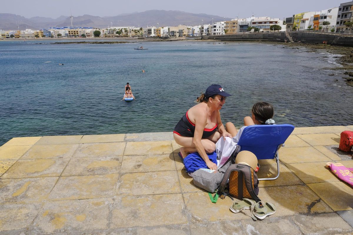 Paqui Sosa junto a su sobrina en la playa de Arinaga