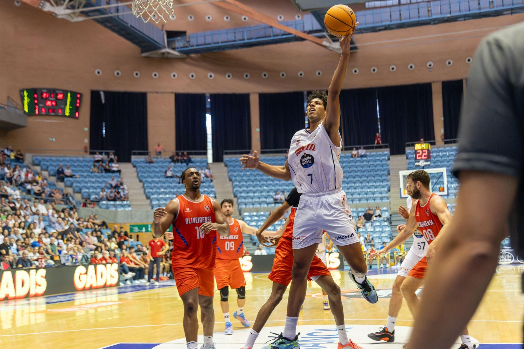 El Obradoiro se lleva su torneo con sangre, sudor y lágrimas